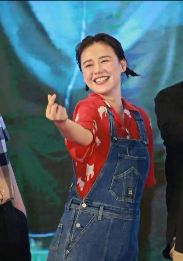 胖成贾玲的马思纯瘦出尖下巴,紧身长裙秀蚂蚁腰,170身材看服了_黑色