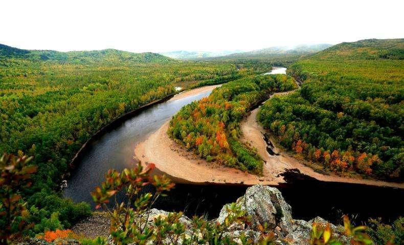 公园以山林风光为特色,主要有月牙湾,脚印湖,凝翠山,西伯利亚红松园等