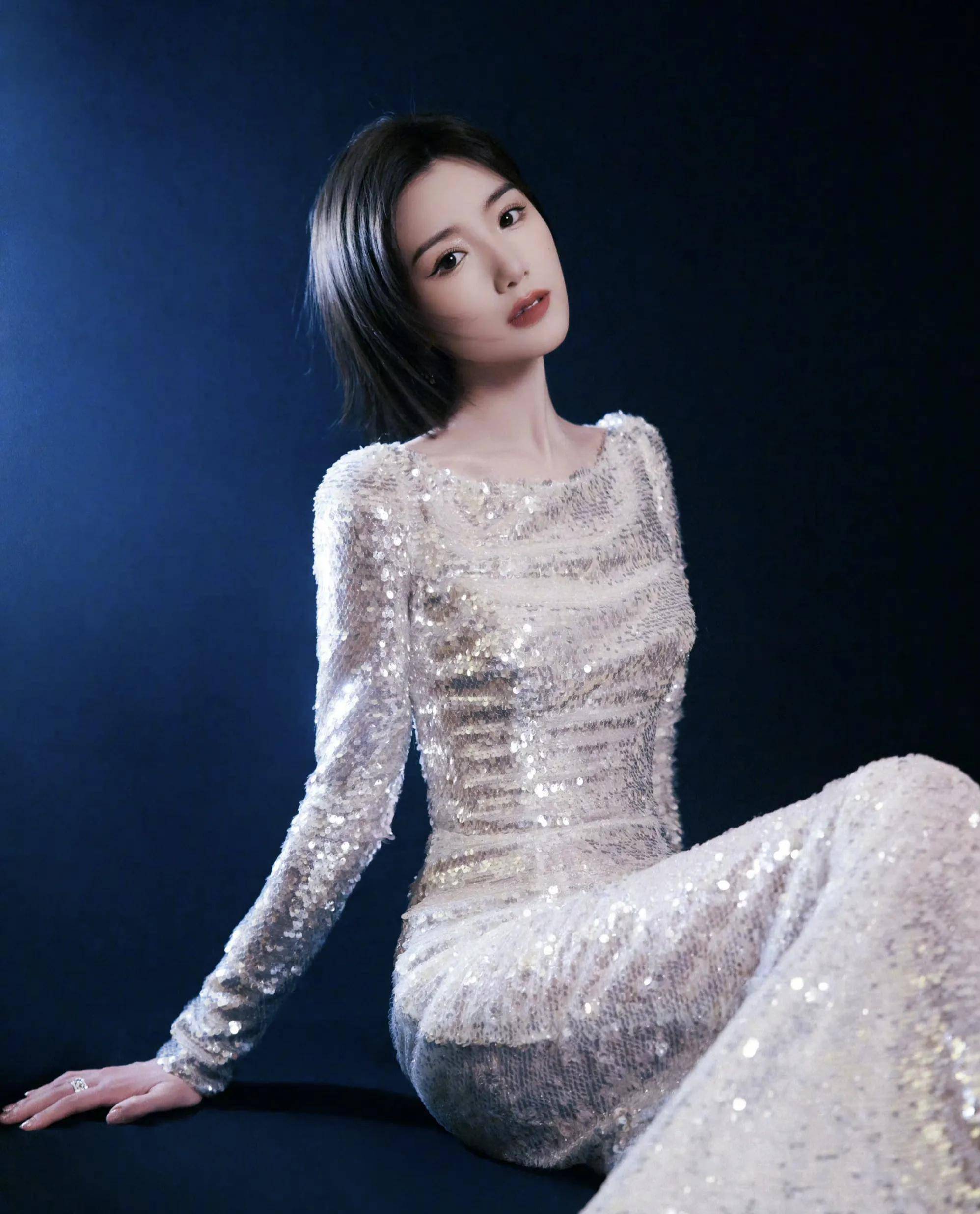 女明星毛晓彤时尚写真:如花似玉,公主气质