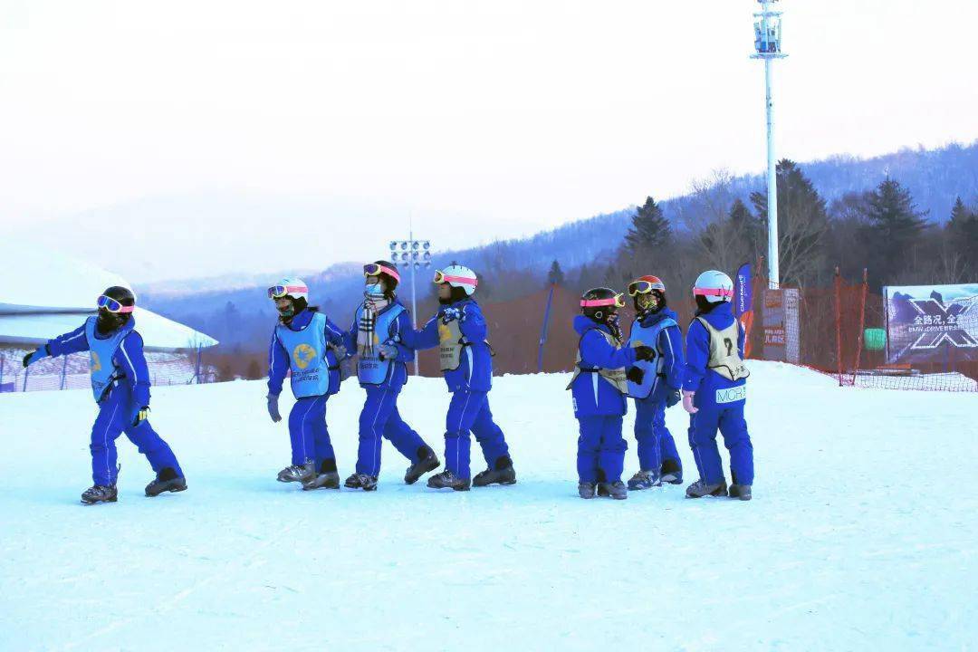 2022年阳光冰雪大课堂开课啦!走进亚布力镇中学