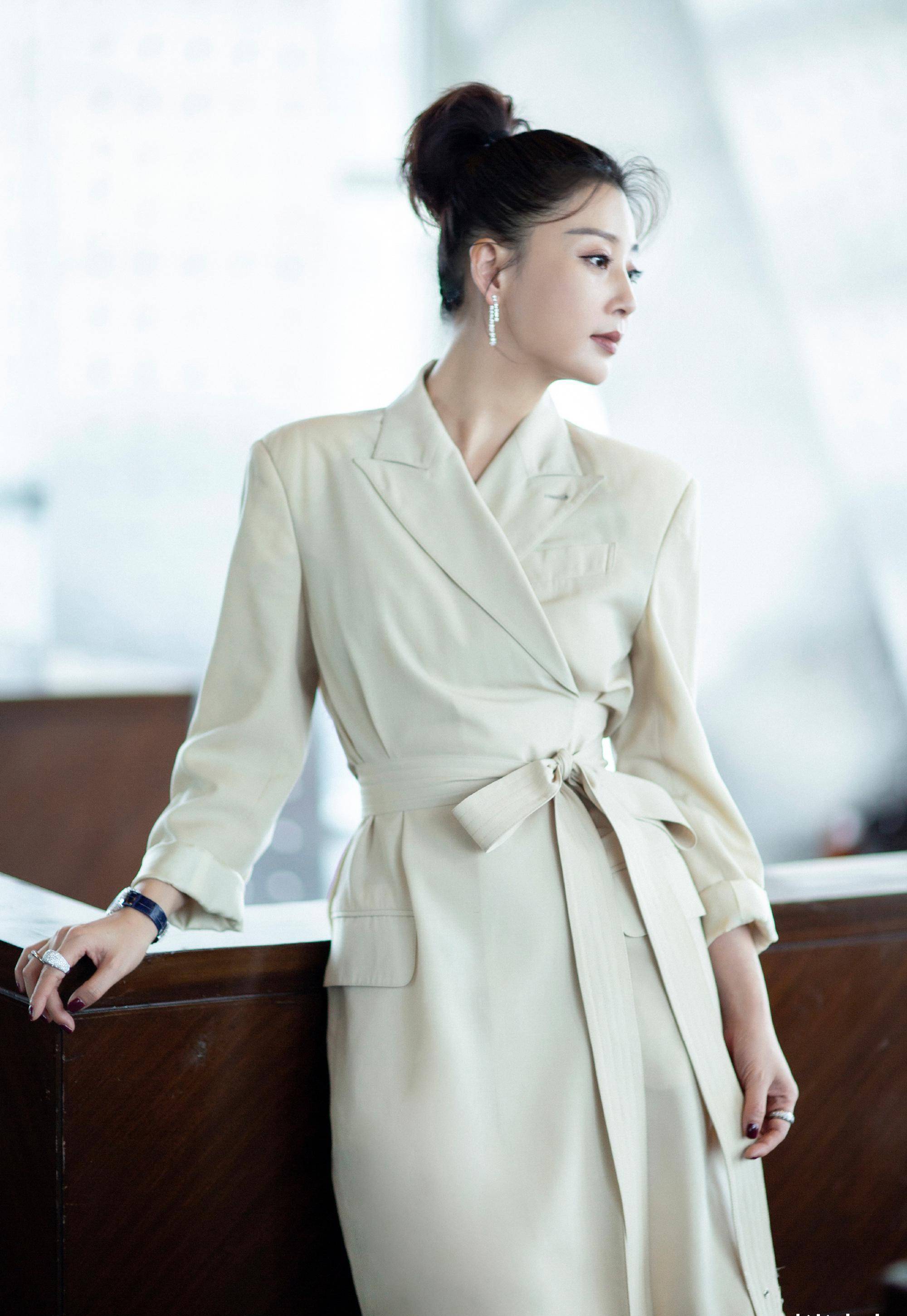 殷桃被吐槽新剧太装,却成都市精英穿搭指南,霸气加妩媚缺一不可_西装