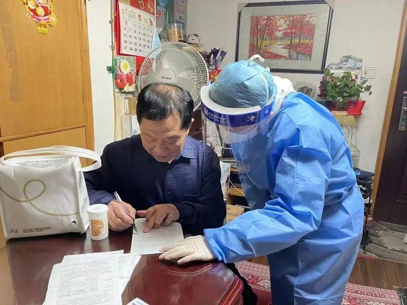 “穿上一件无形防护服！”上海城乡社区，主动接种疫苗的老人明显增多