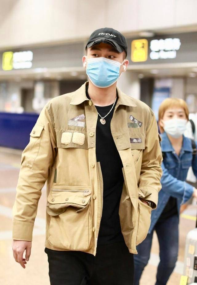 欧豪这身搭配挺令人上头,工装夹克上身复古有型,太适合秋季选择_驼色