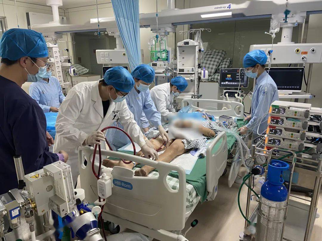 康复中随后,心内科主任张登庆迅速联系"厦心"转院行心外手术接力救治