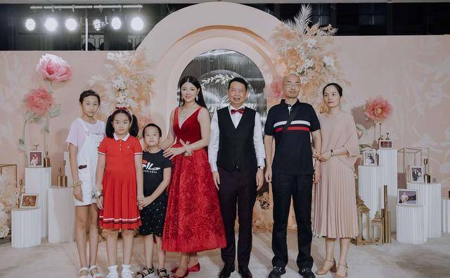 据婚礼在场知情人透露,陈景河的儿子儿媳也出席了婚礼并留下了全家福