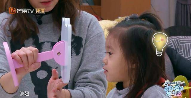 咘咘日常宠波妞好有爱,贾静雯和咘咘玩魔镜,咘咘的回答超级暖心_时候