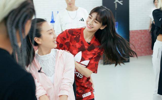 angelababy将在《新舞林大会》舞蹈大秀,努力练舞满脸认真引期待_女孩