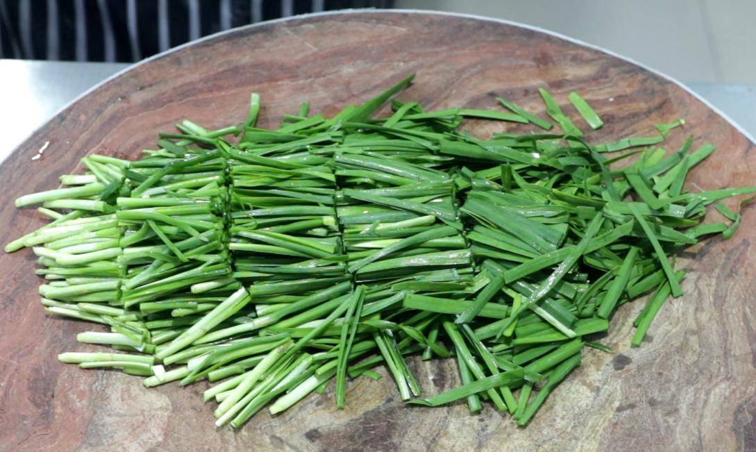 今天给大家介绍的是一道非常方便易做,营养丰富的菜,韭菜炒千张,千张