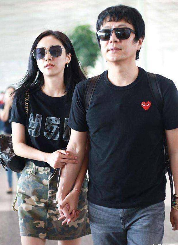 刘芸罕晒一家三口合照,全家追随郑钧到成都,10岁jagger帅气有型_老公