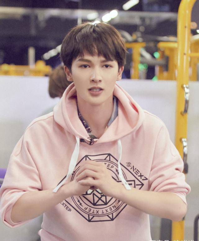 毕雯珺和黄明昊拒绝和朱正廷玩游戏,无奈上场的黄新淳太搞笑_项目