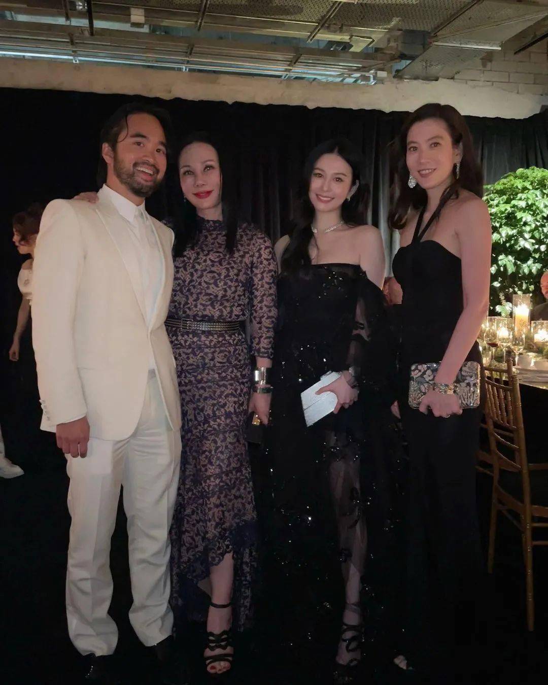 香港贵妇聚会,黎姿不再年轻,郑秀文一枝独秀 │ 谁最美_刘嘉玲_裙子