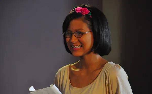 还是一个四眼钢牙妹,又黑又瘦.