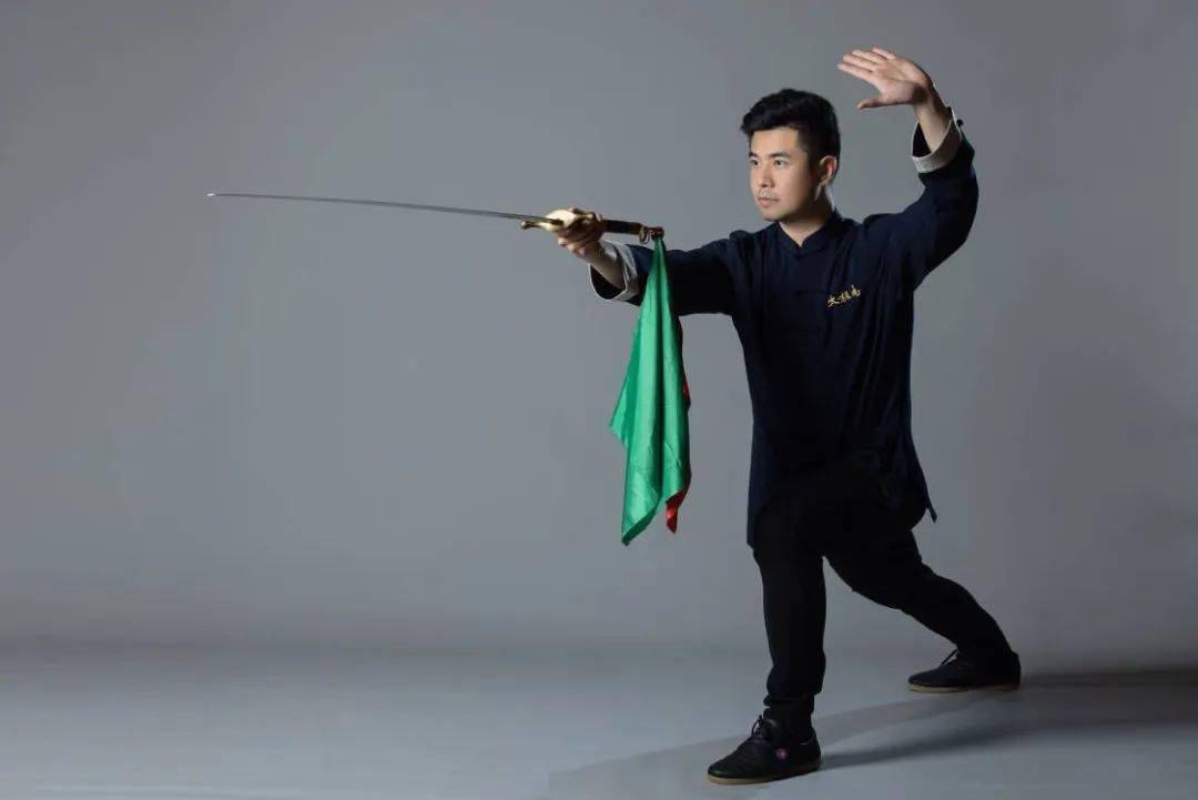 丁水德老师为当代杨式太极拳第五代的杰出代表性人物之一,从师于杨澄