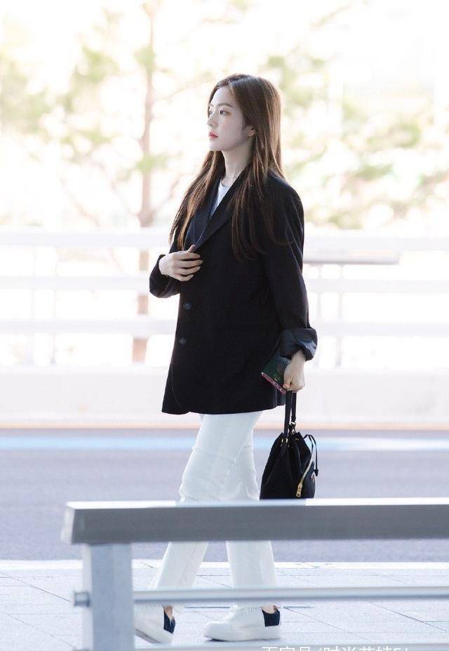 不过,裴珠泫选择的这件黑色西装是不是拿错了码数了啊,穿上身的样子