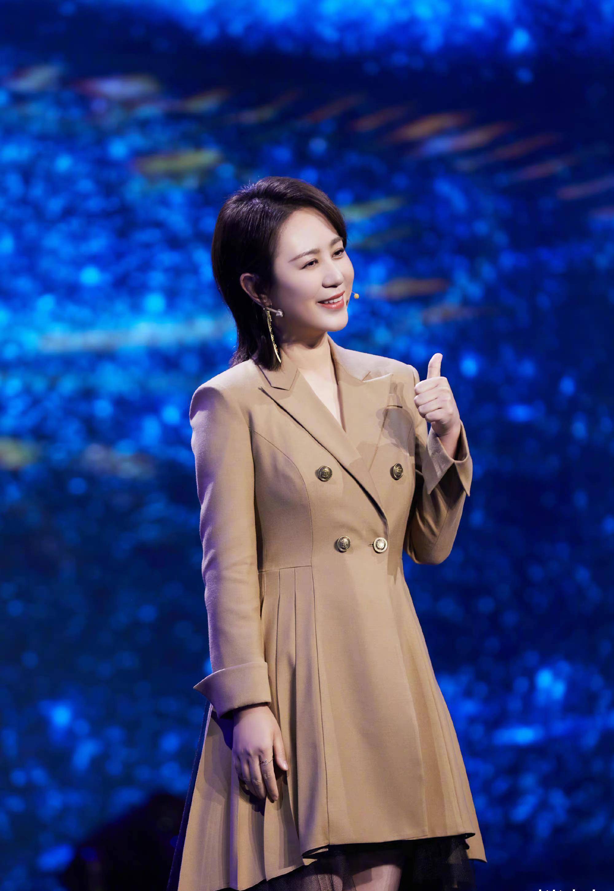 高跟鞋凹气质,西装裙加黑纱燕尾,独特设计女人味_女性_张小斐_风格