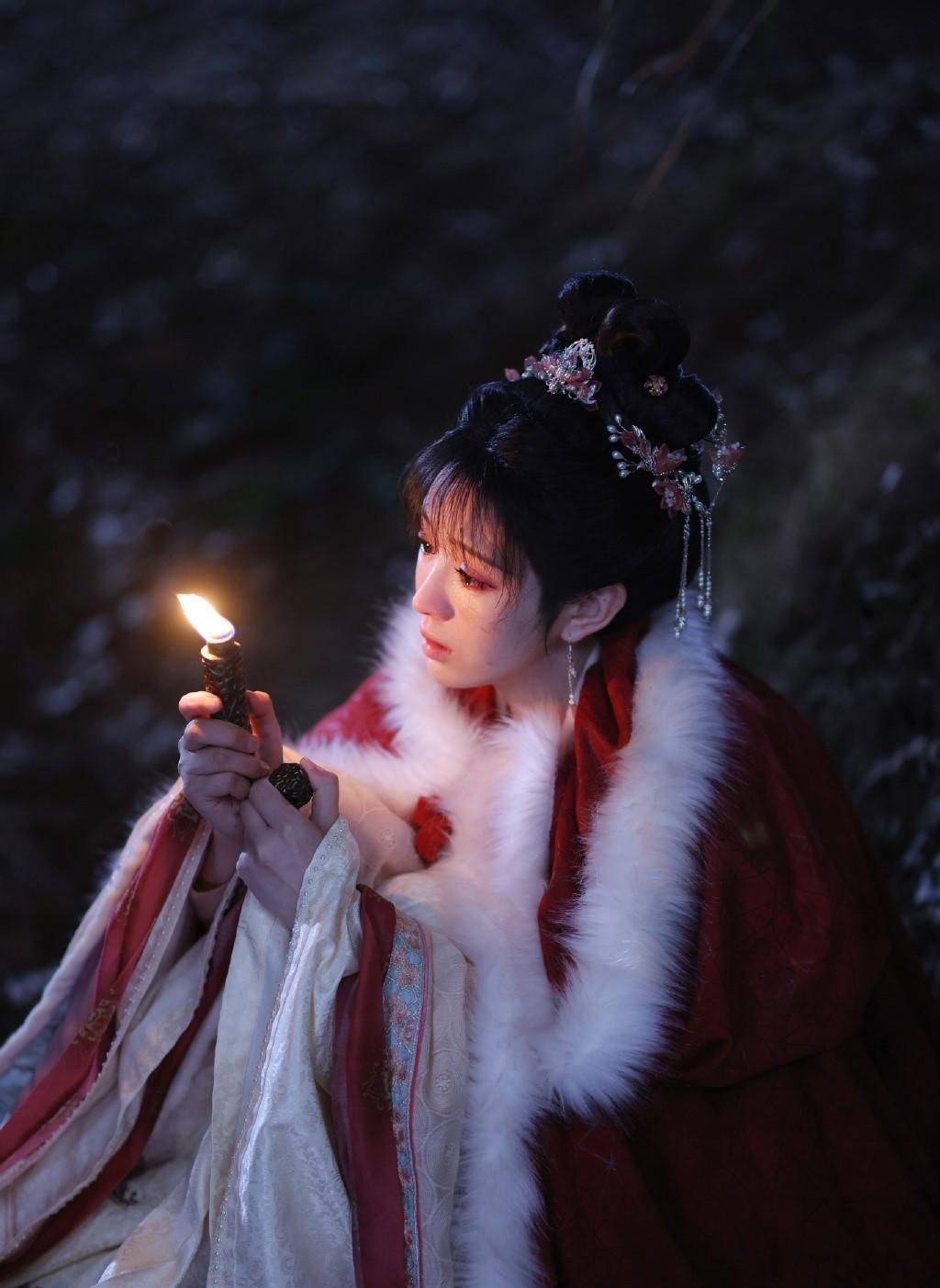 由于尹峥的身体一直不好,在加上屡受风寒,因此一病不起,高烧不退,李薇