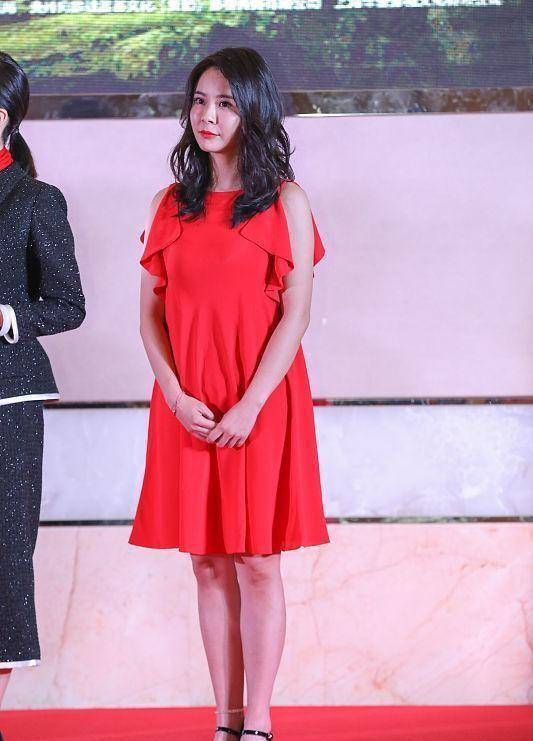 杨若兮的身材美丽的真好,就是衣品太一般,大红衣服太俗气了_红色_服装