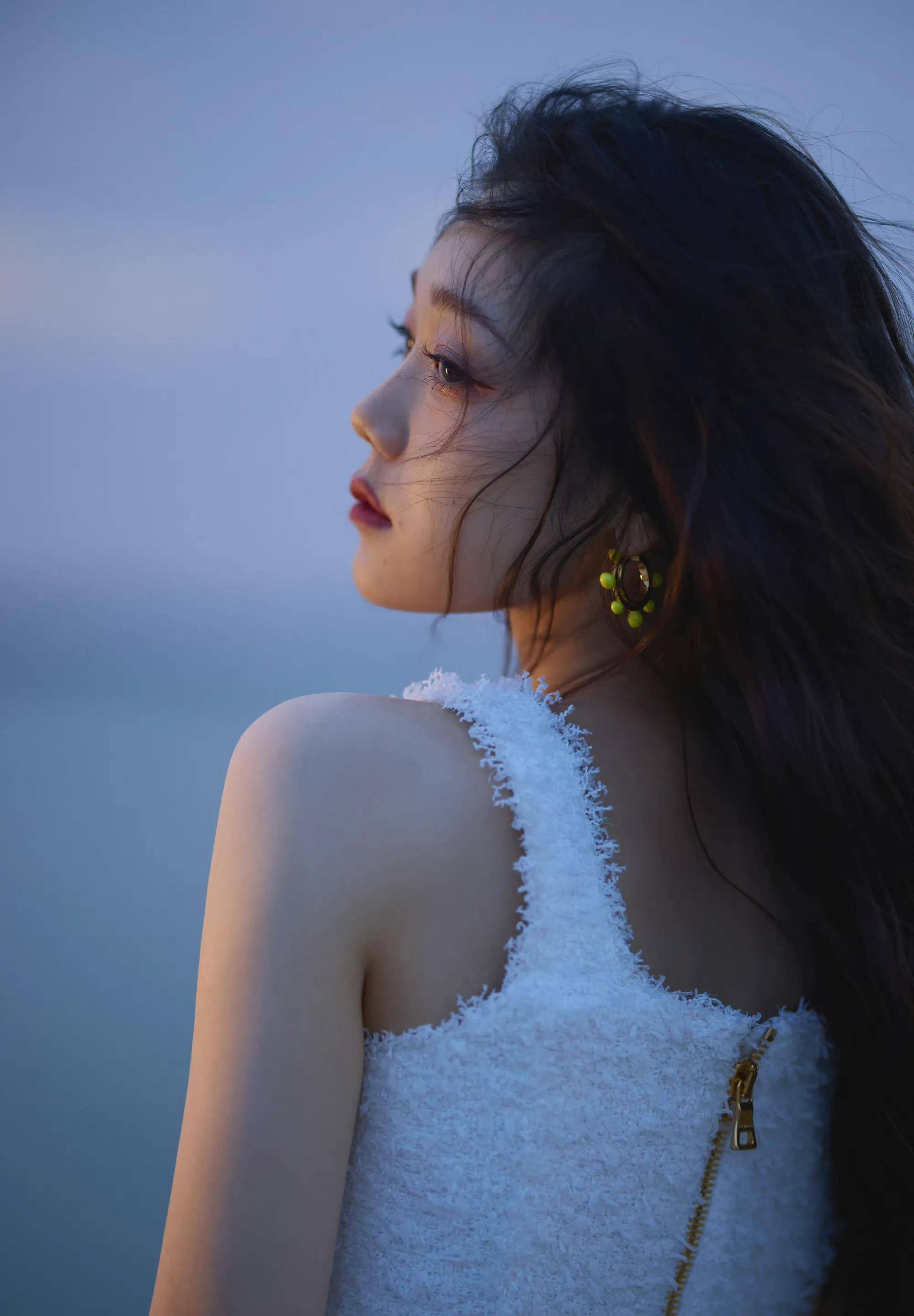 希林娜依高海边清爽写真,穿白色吊带牛仔短裙,纯欲风