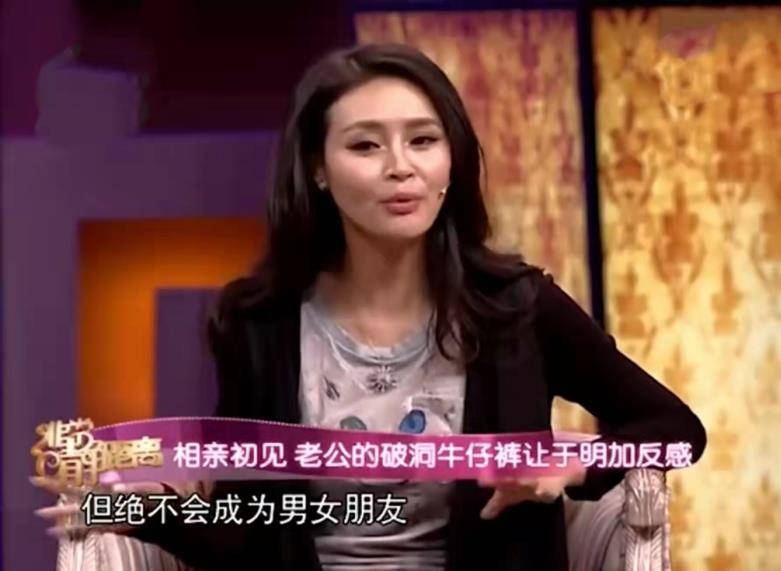 演员于明加:相亲嫁普通职员,恩爱多年生两女,被宠成宝_胡俊_父亲_父母