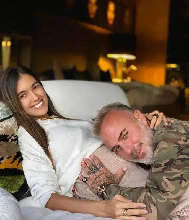 趴女友肚上听胎动_吉安卢卡_时尚_白色