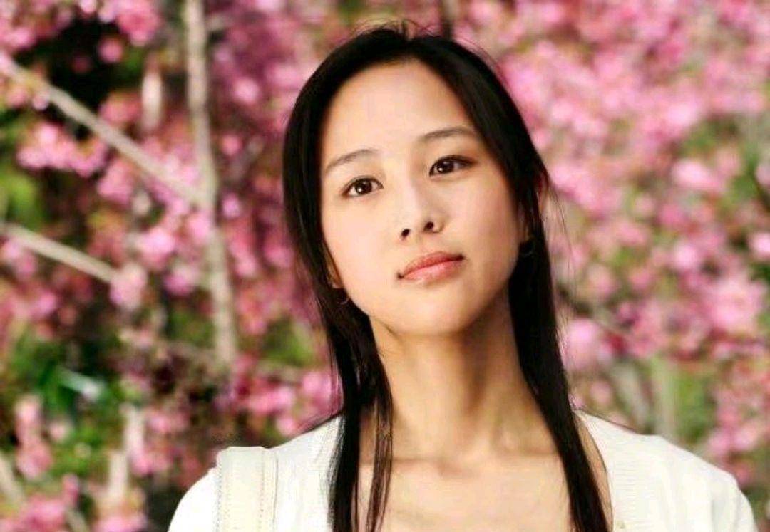 张钧甯配文称,小时候眼睛内双,长大后眼睛变外双