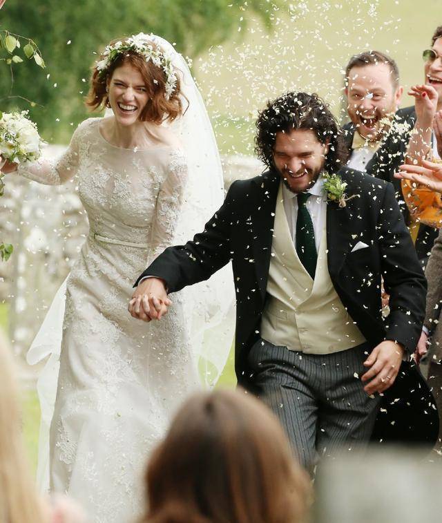 权游里的雪诺火吻升级父母,火吻孕照流出,戏外的糖比戏里的甜_露丝·