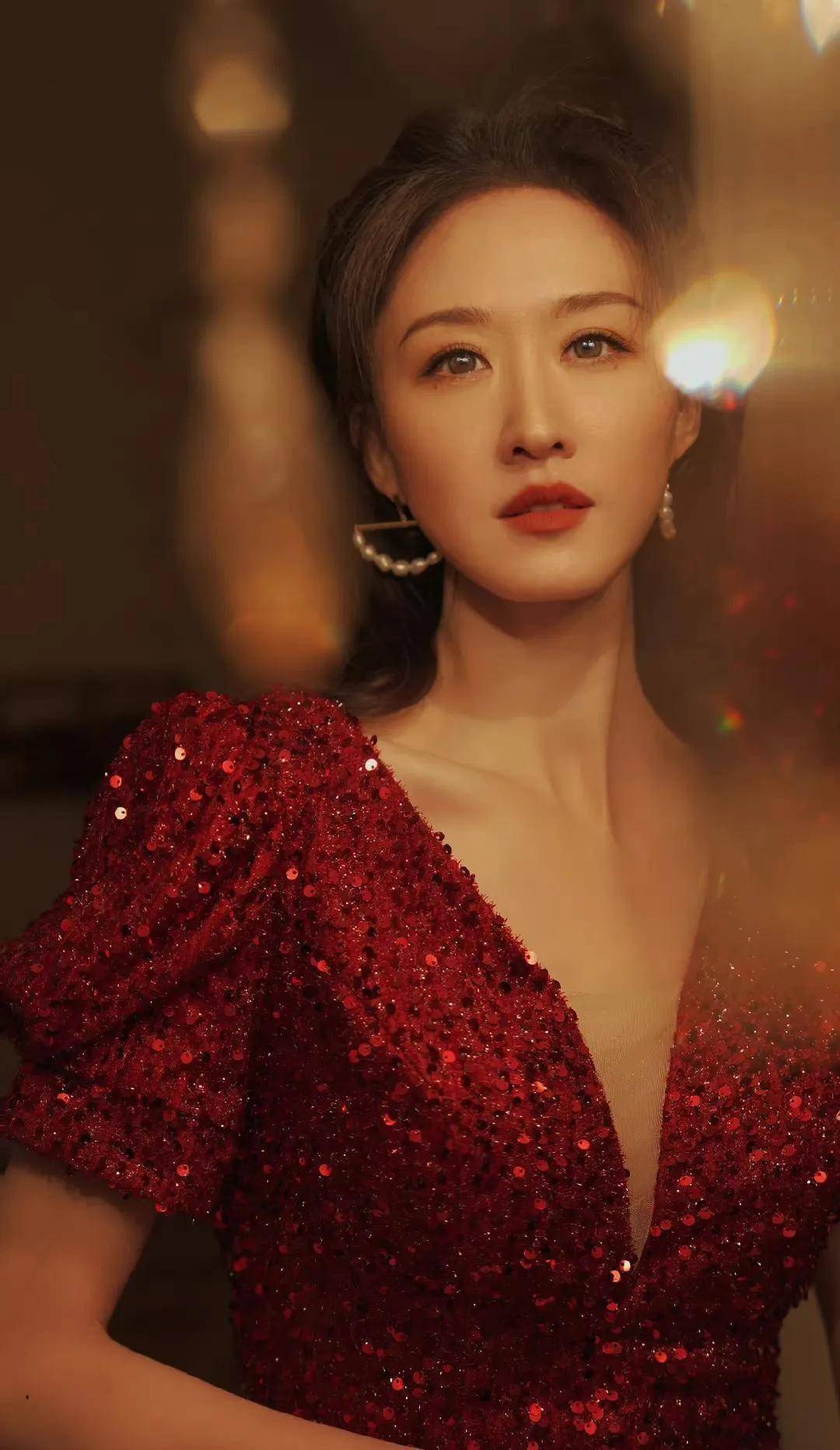 张雯红色穿搭,好适合圣诞,美得有品味,优雅迷人_裙子_设计_魅力十足