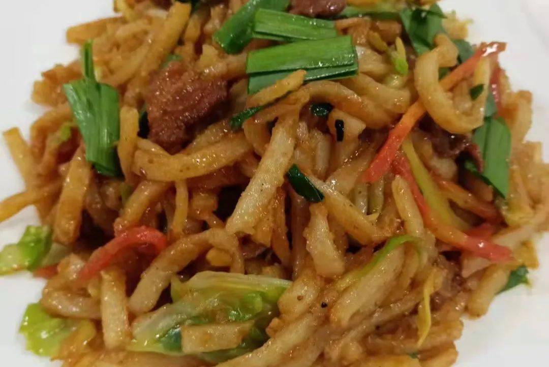 鸡丁晚餐:甜点菠菜蛋花汤炒肉饼午餐:星期二豆粥炒河粉苹果西红柿鸡蛋