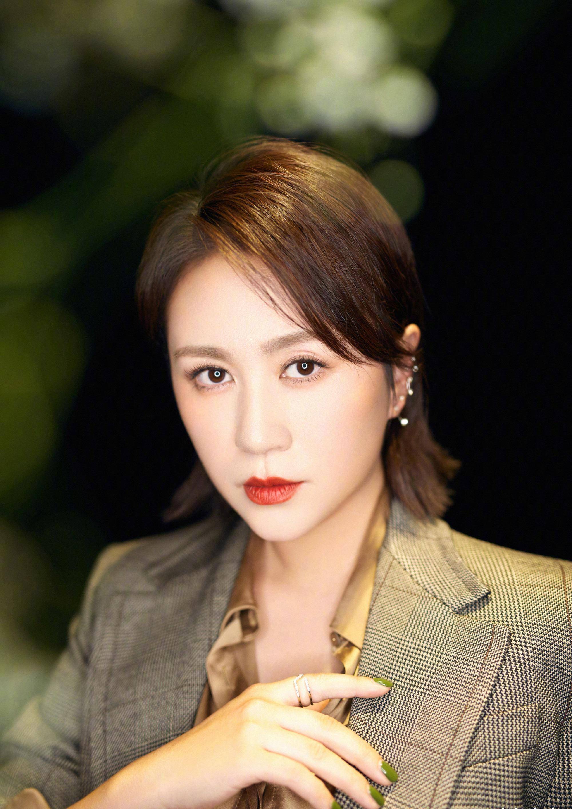 马丽10厘米高跟鞋凹气质,西装裙加黑纱燕尾,独特设计女人味_女性