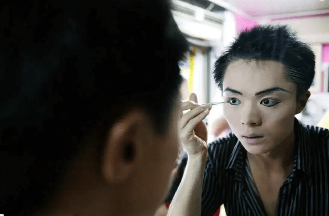 "变性人"李二毛:曾是夜场小王子,为爱情变"女人"却惨遭抛弃_生活_纪录