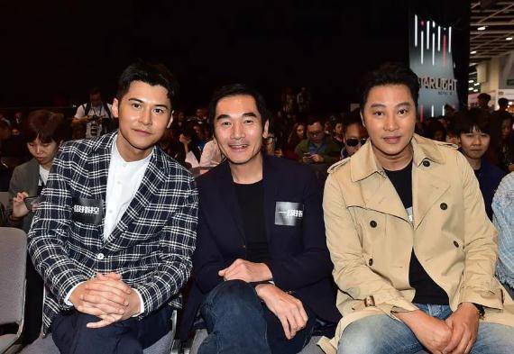 看点郑爽瑞丽开年封郑爽瑞丽2022年开年刊封面,红当当果然够晒喜庆,话