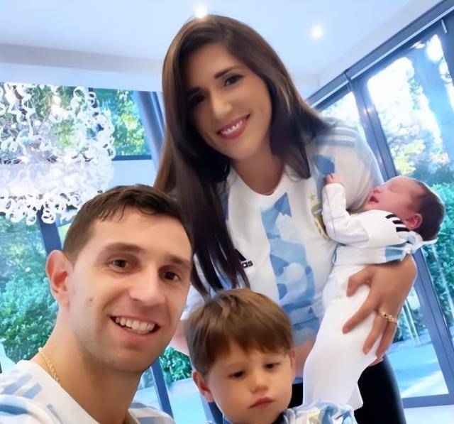 马丁内斯和他的妻子曼迪尼亚育有两个孩子,曼迪尼亚是一家母婴初创
