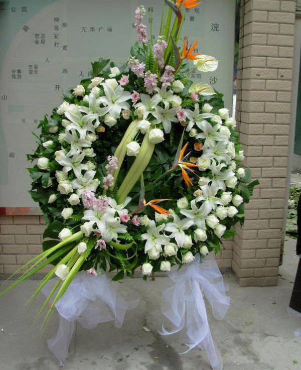 参加葬礼送什么鲜花:习俗中常出现在葬礼场合的鲜花有哪些_逝者_哀悼