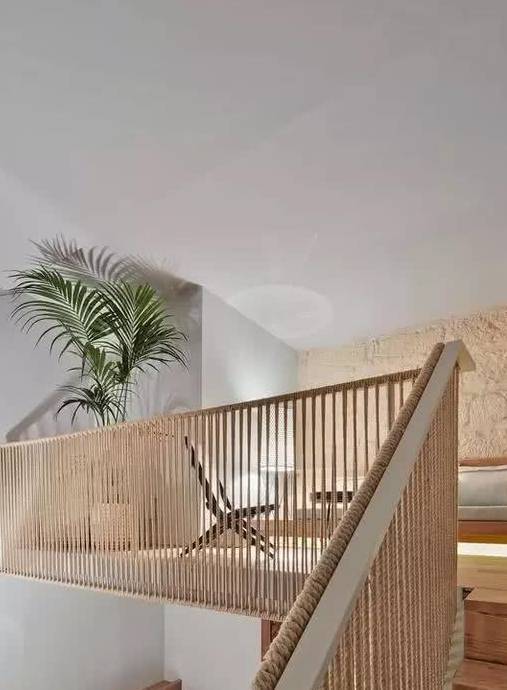 当时跟风装无扶手楼梯,现在上下楼梯腿打颤,自从加了绳子安全了_护栏