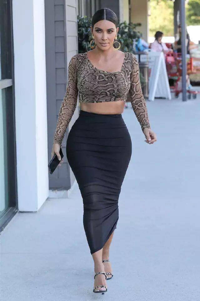 万种时尚的卡戴珊,蜂腰蜜桃臀超妩媚,你爱了吗?_身材_紧身_曲线