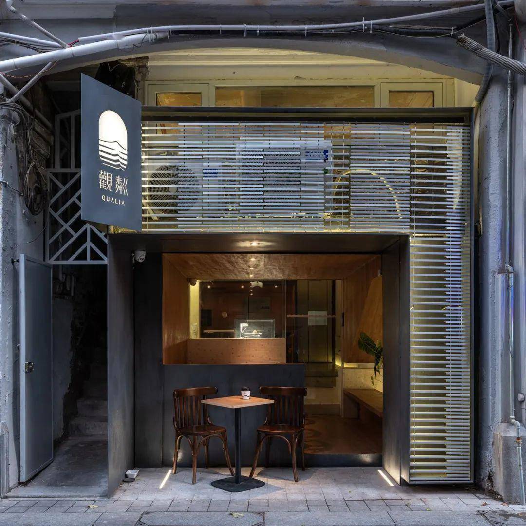 空调外机的散热排风而波动,既作为空调外机的修饰,也让门头富于变化