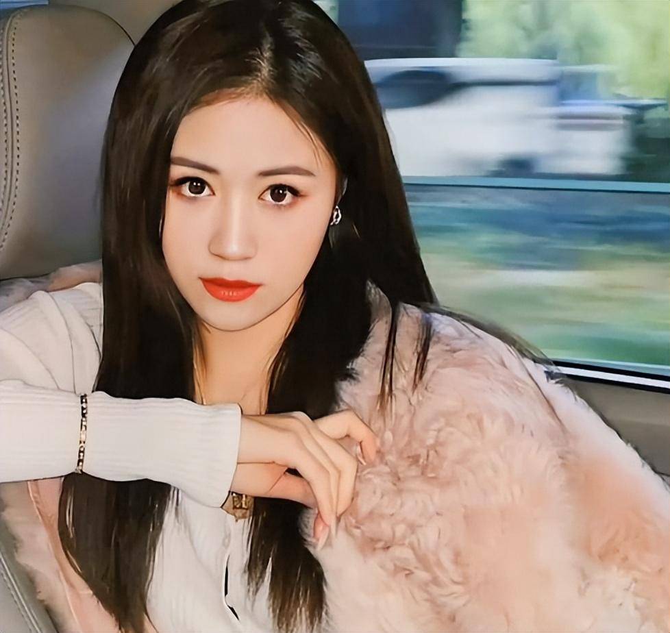 陈萌准备本命年红袜子,属兔比小伟大2岁 _明星_舞儿网