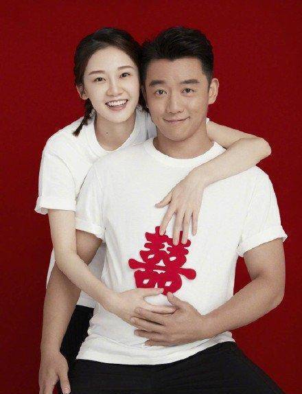 郑恺苗苗一家三口合照,带着宝宝放个风,给大家再撒把狗粮!