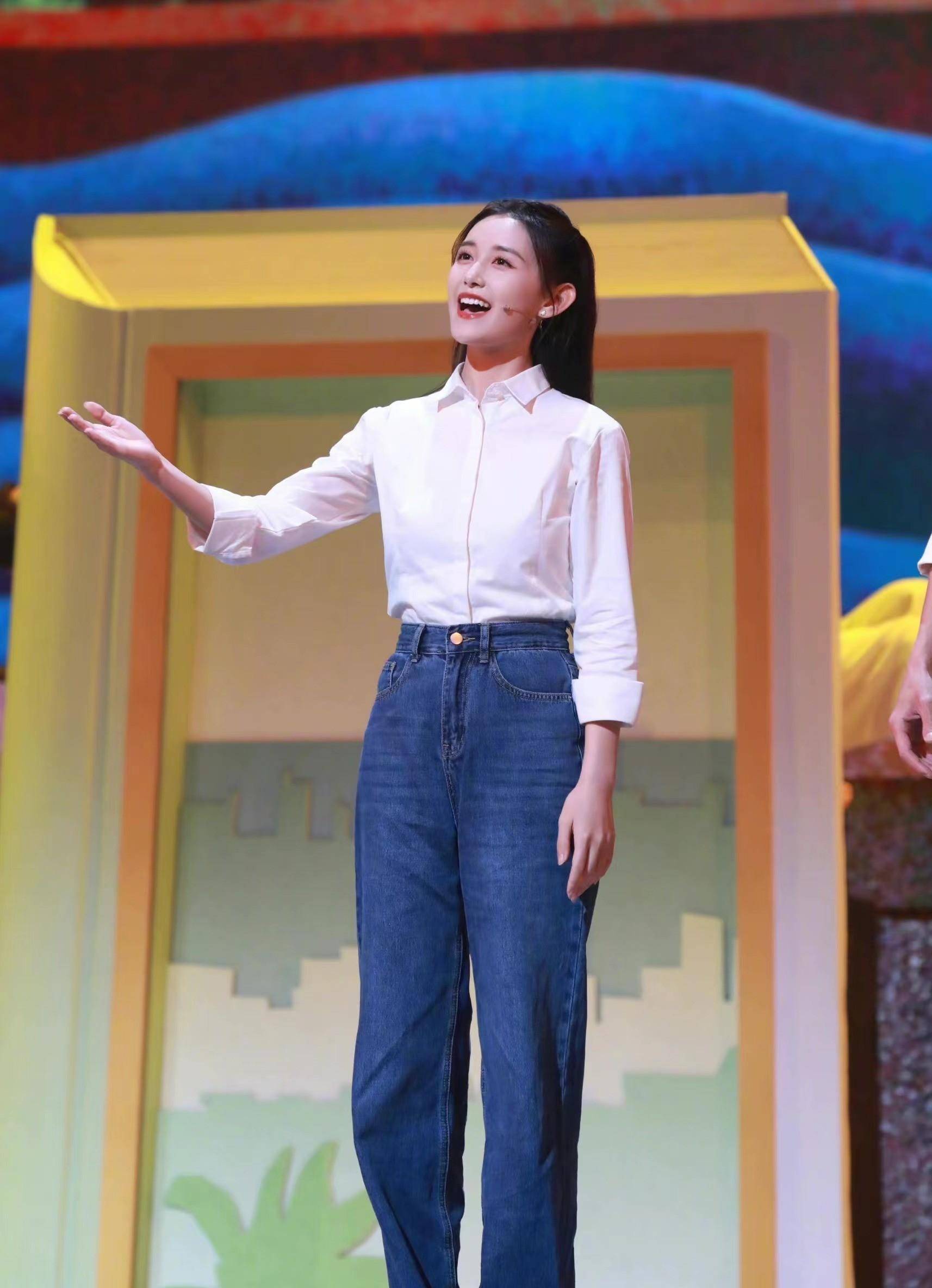 明眸皓齿一笑倾城,却深陷解约风波_蒋依依_黑色_造型