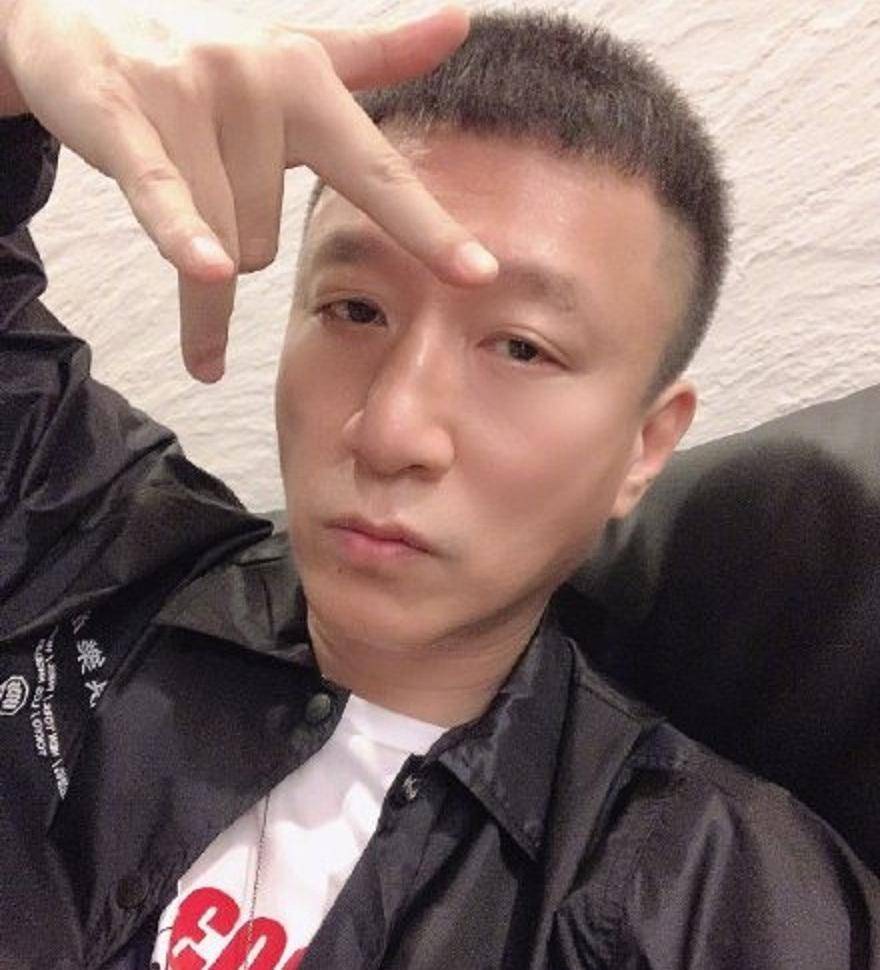 孙红雷漂亮成功晒自拍照,眼睛变大尖下巴明显,与从前判若两人?