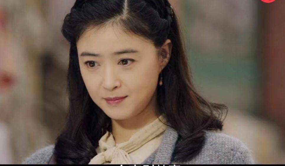 顾曼桢是一位消瘦的女子,但蒋欣却微胖,上镜胖一圈,看起来十分壮实.