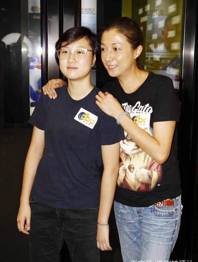 吴卓林婚后携妻子受访,否认对方贪钱,表示将来不会生育直接领养_andi