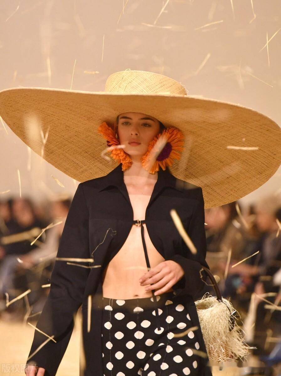 戴娃·卡塞尔现身jacquemus秀场,戴超大渔夫帽亮眼个性
