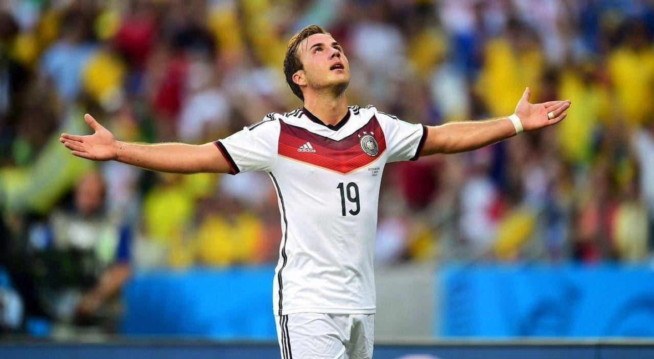 17岁顶替香川真司,到即将告别五大联赛,浅析金童格策的坠落根源_德国