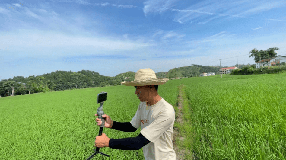 湖南19岁大学生拍下乡村生活收获百万粉丝:有村民向他"求学"_鲁伟
