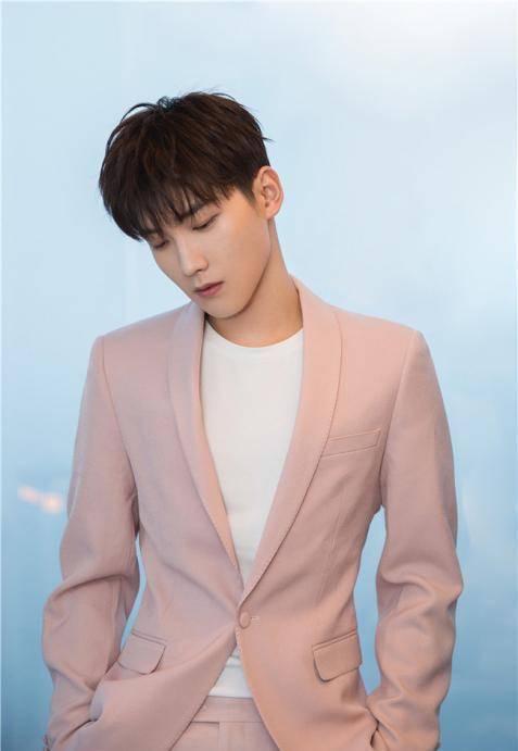 邢昭林夜会北电女生,女方提前开房穿浴袍迎接,飞扑入怀热情相拥_梁洁