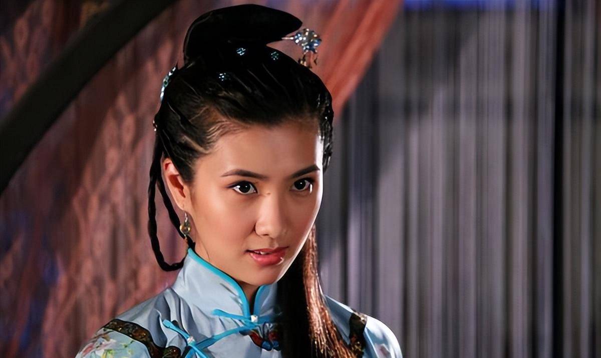 但是在2012年的时候边潇潇因为和印小天的争执,从而导致自己陷入到了