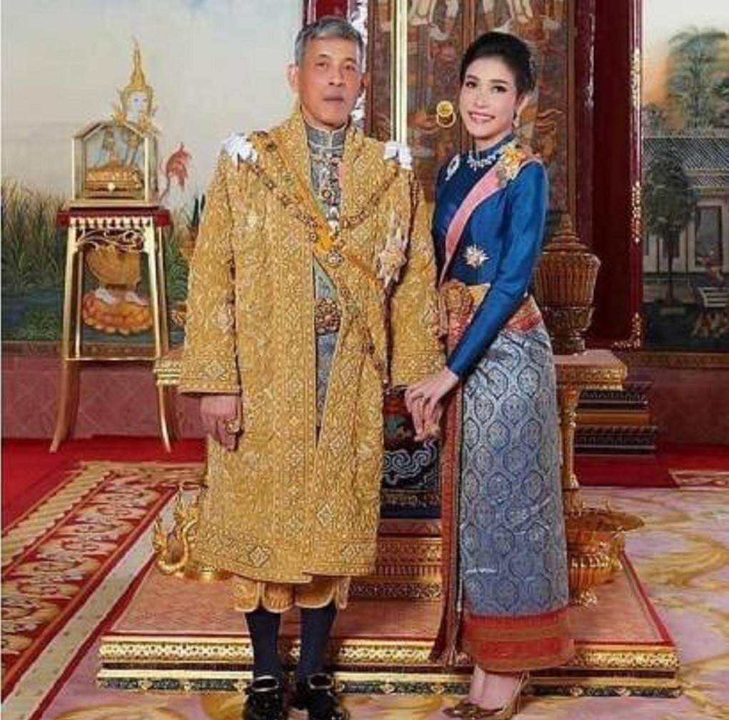 泰国王后大气晒贵妃照!贵妃穿衣时髦,可座位跟王后之间差两公主