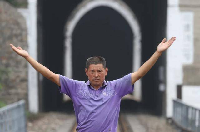 河北羊倌舍命叫停油罐列车,损失2年的收入,国家奖励他30万_卢伟_生活