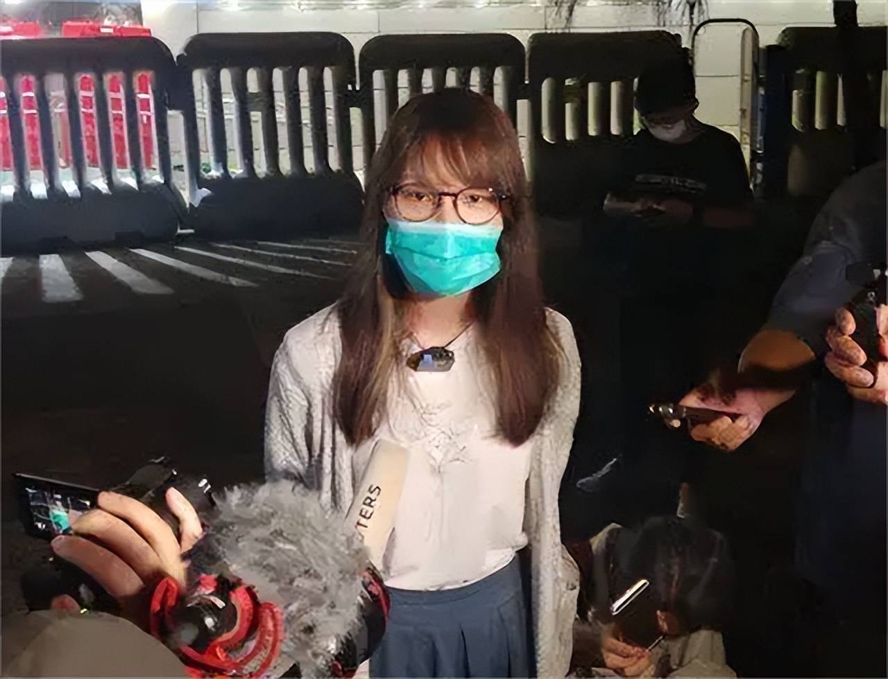 20年,鼓吹"香港人并非中国人"的周庭被判入狱,当庭假哭博同情_黄之锋